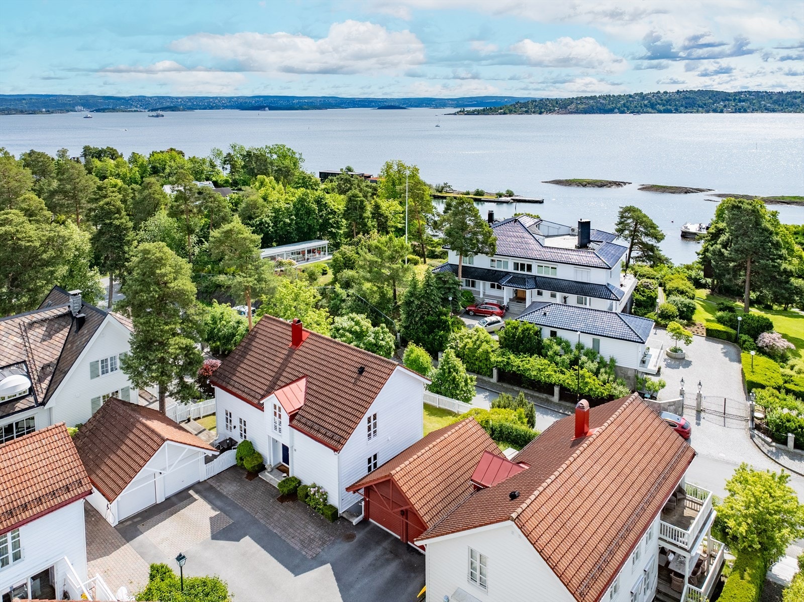 Boligen ligger med hage og frontfasade mot Oslofjorden Galleribilde