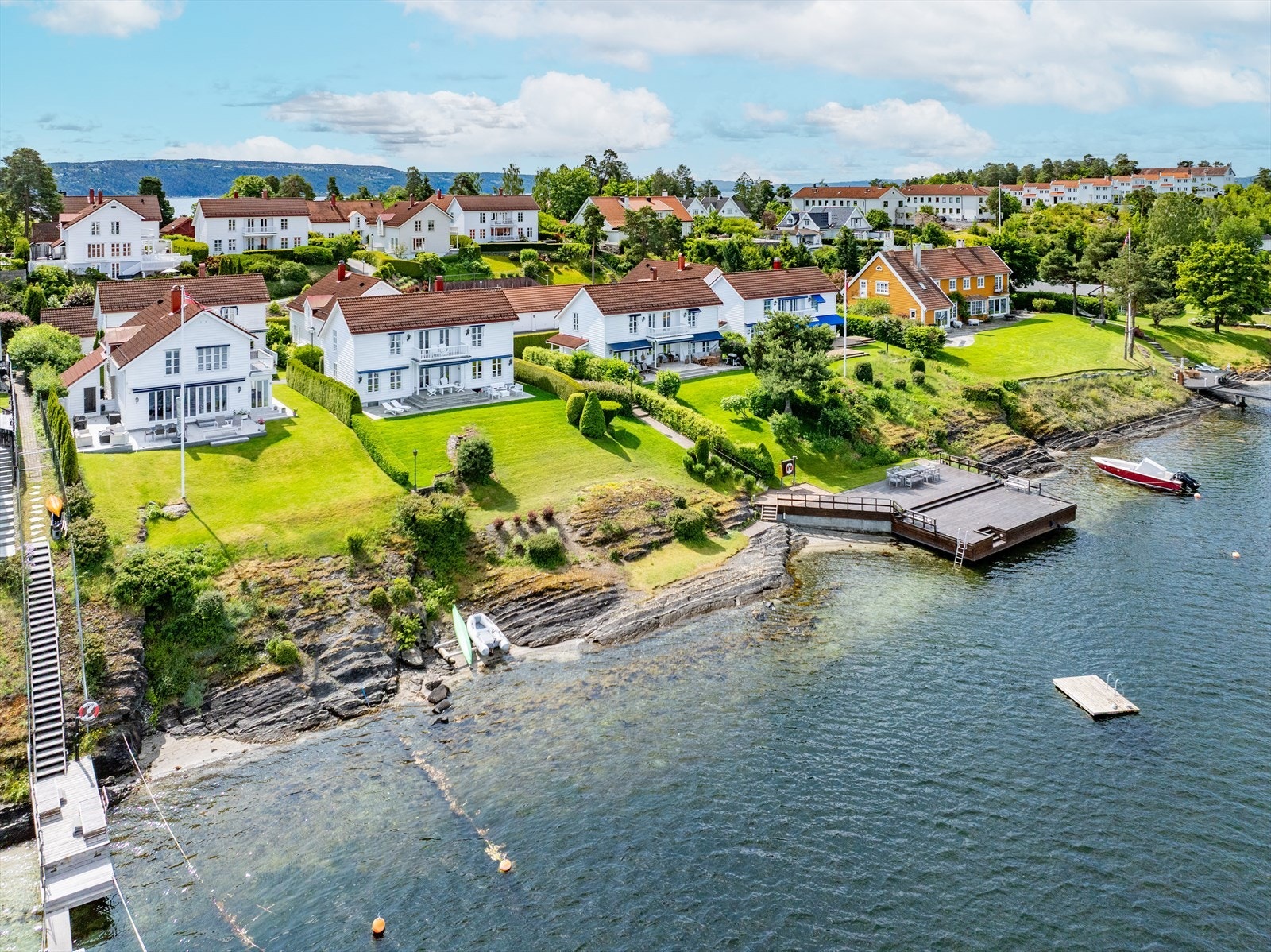 Ca. 80 meter felles strandlinje med felles brygge og sandstrender Galleribilde