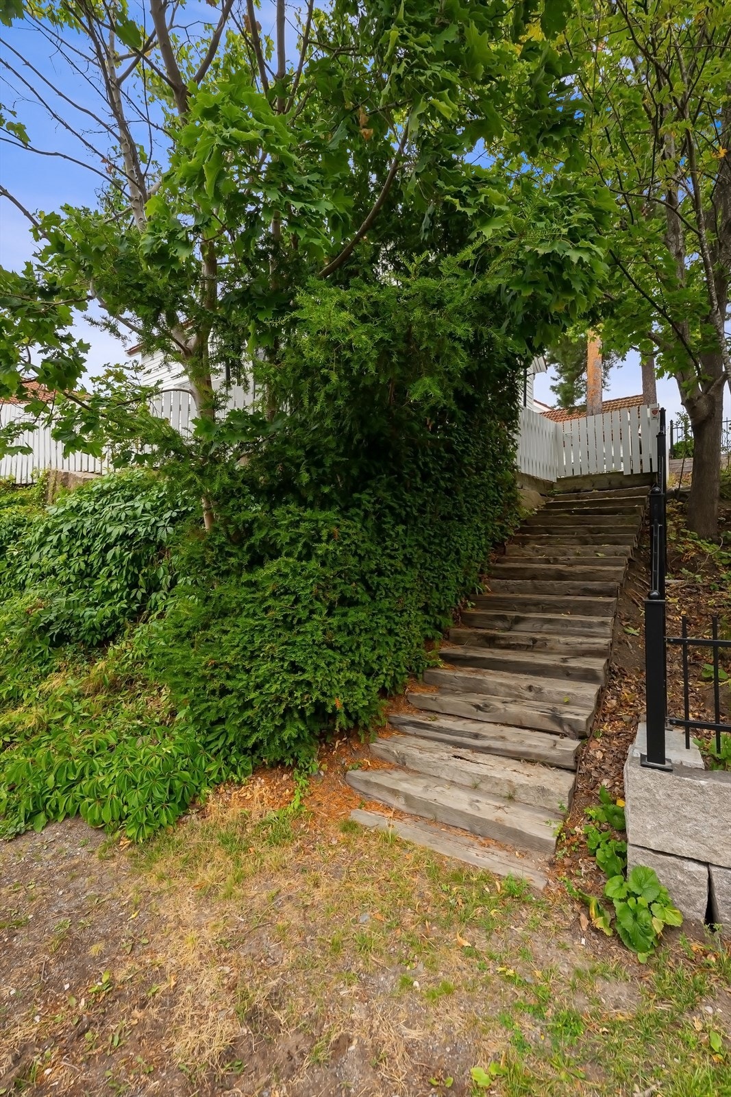 Svært praktisk privat adkomst fra Strømstangveien (barn, gjester, gateparkering mv.) Galleribilde