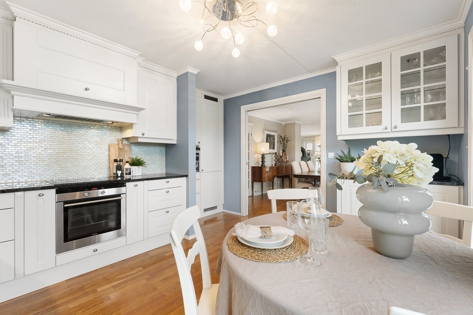 Detaljer på kjøkkenet er bl.a. egen "kaffestasjon" og innredning i nisje som tidligere var dør til entré/hall Galleribilde