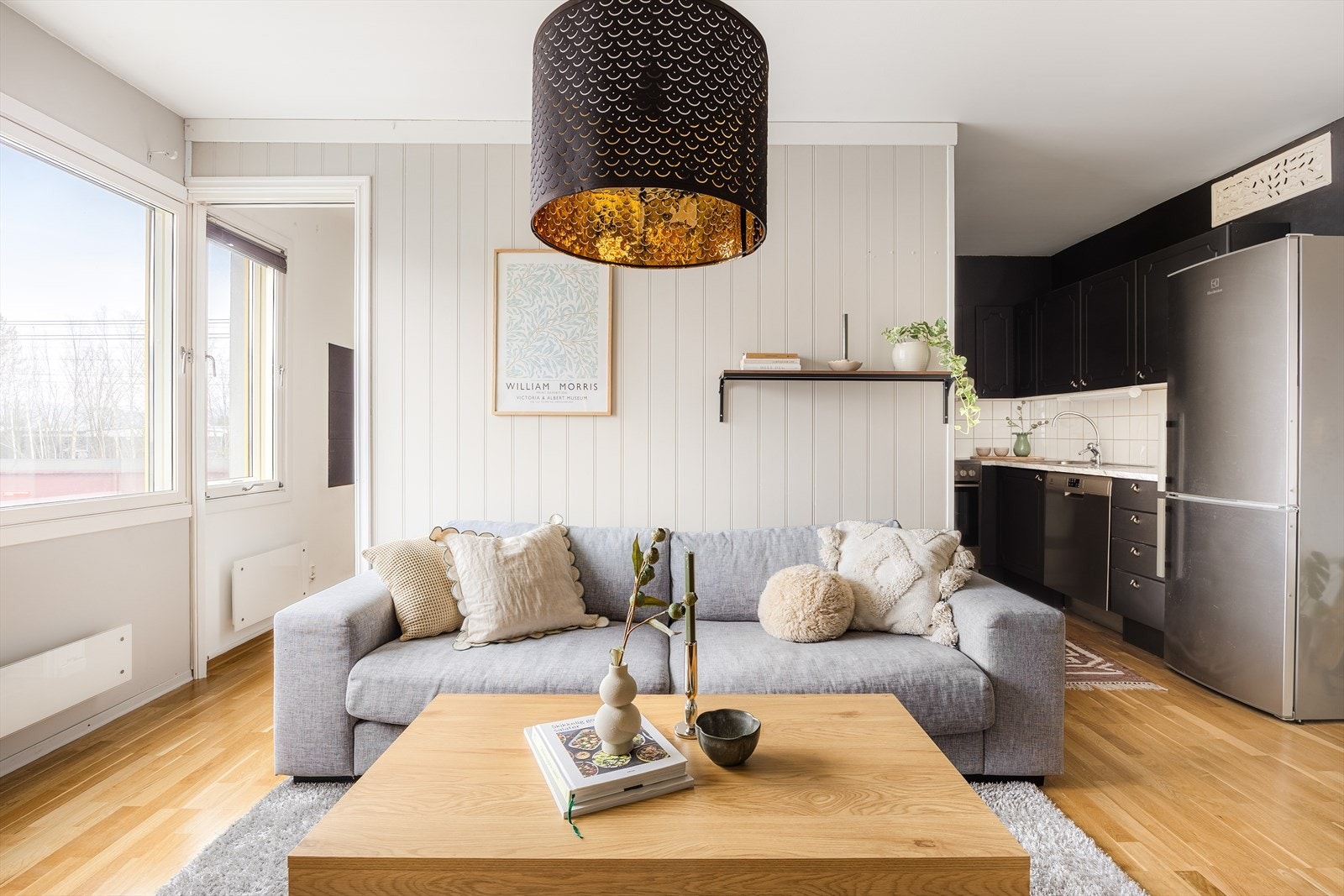 Store vinduer gir rikelig med naturlig lys, og en god atmosfære i leiligheten. Galleribilde