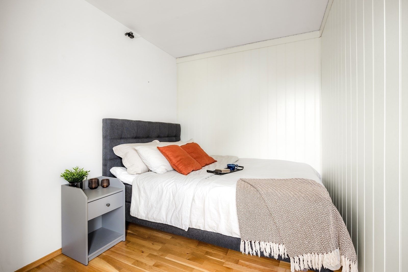 Alkoven er lys og romslig, med god plass for garderobeskap, samt skrivepult om man ønsker. Galleribilde