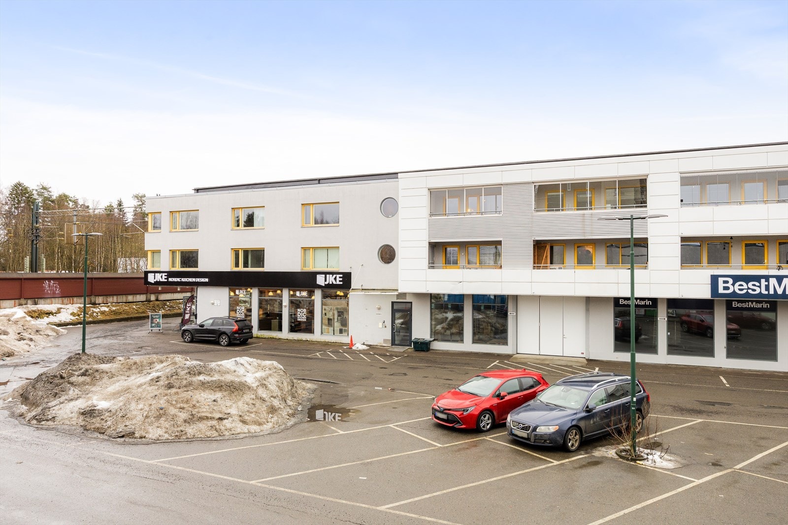 Inngangsdøren ligger rett til høyre for JKE, og har rikelig med biloppstillingsplasser utenfor. Disse er underlagt EasyPark. Galleribilde