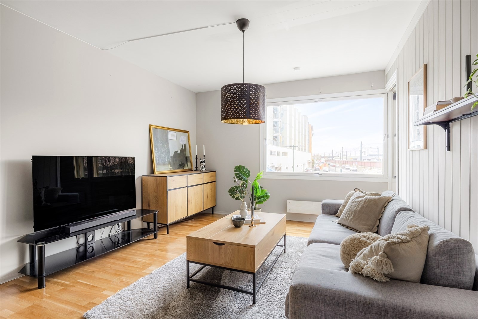 Stuen nymalt i 2026, og har plass til både tv-stue og spiseplass. Galleribilde