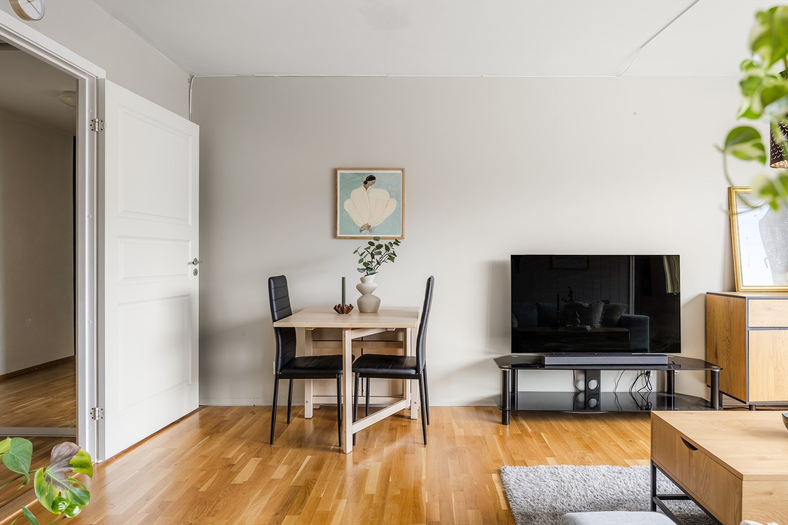 Nåværende eier har et praktisk spisebord, som kan utvides når man får gjester. Galleribilde