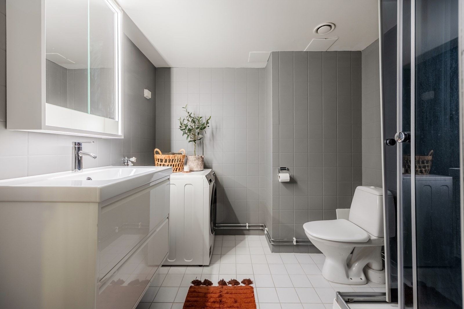 Badet er romslig, og har plass til vaskesøyle, og diverse oppbevaringsmøblement. Selger malte veggene i 2025. Galleribilde