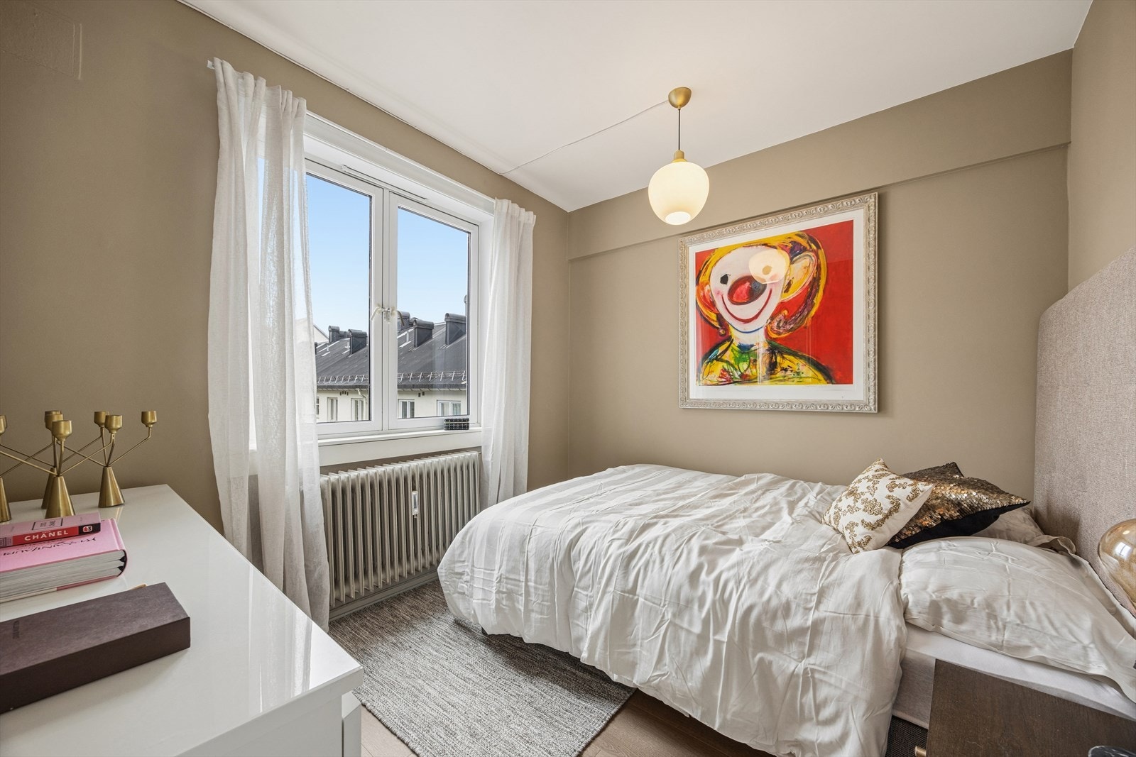 Soverommet vender mot rolig bakgård. Galleribilde