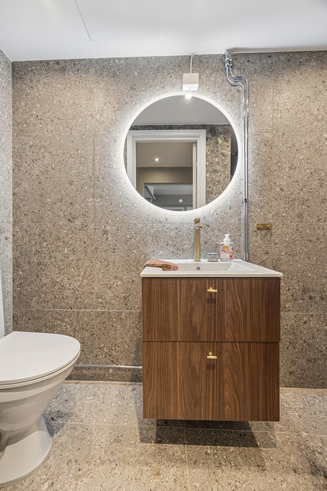 Lekkert bad oppgradert i 2026 med tilhørende FDV-dokumentasjon. Galleribilde