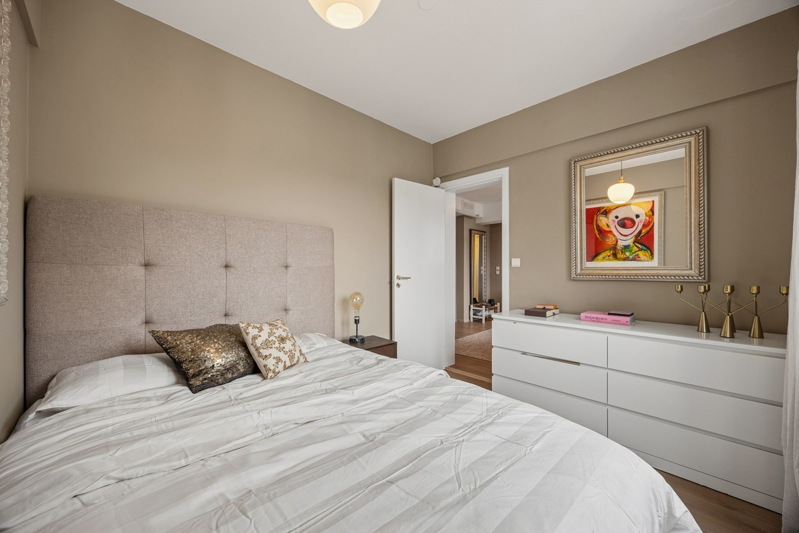 Det er god plass til dobbeltseng og øvrig oppbevaring. Galleribilde