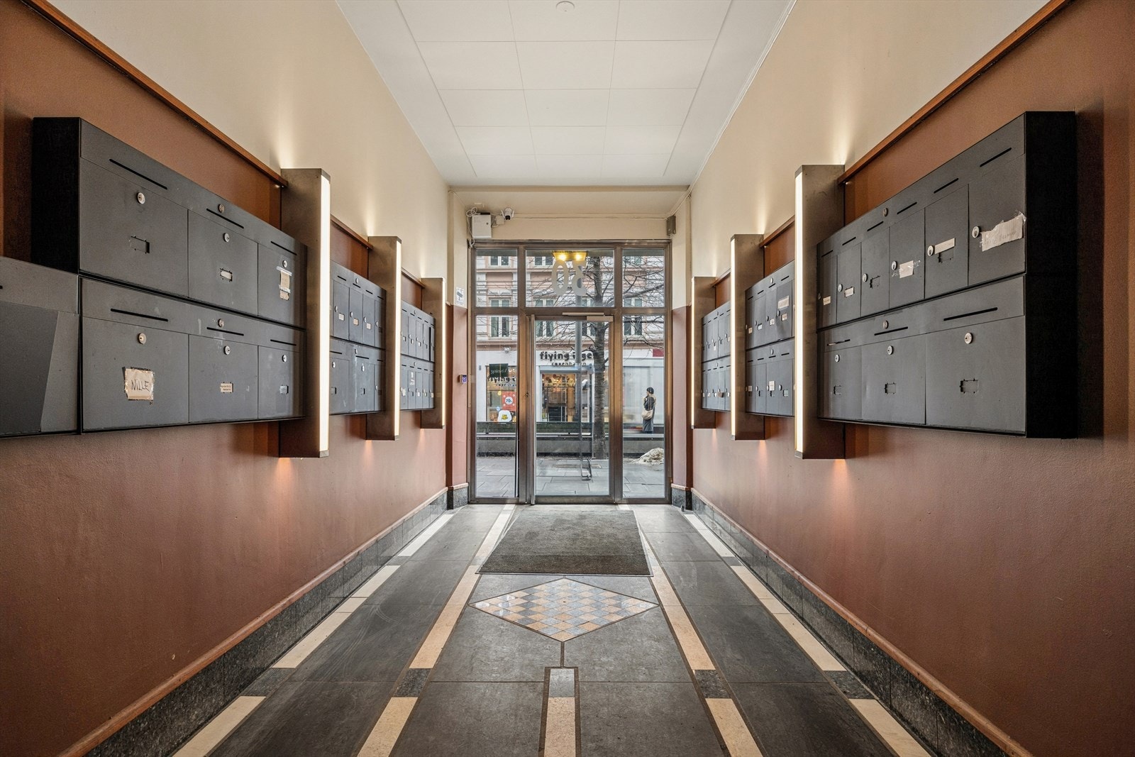 Delikat fells inngangsparti, det er heisadkomst til leiligheten. Galleribilde