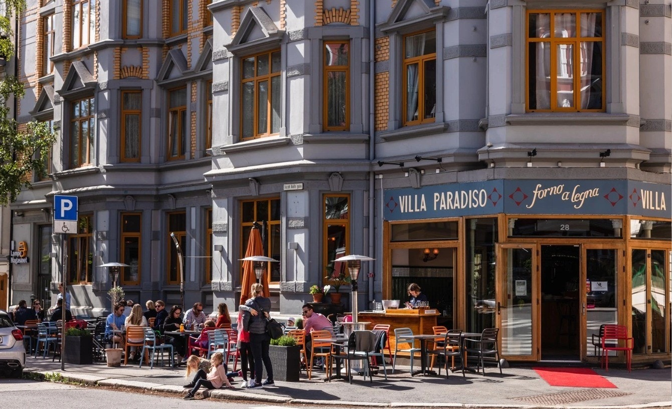 Butikker, caféer og restauranter ligger rett utenfor døren. Galleribilde