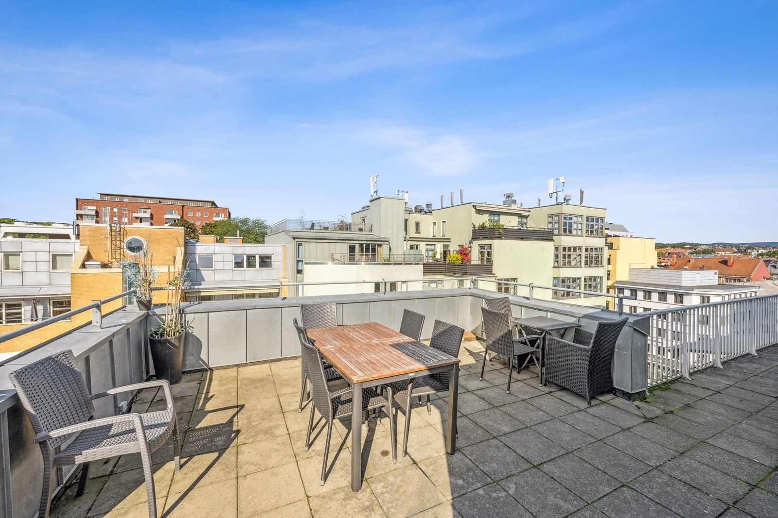 Takterrassen har en stor sittegruppe som er perfekt for å nyte sommerhalvåret. Galleribilde