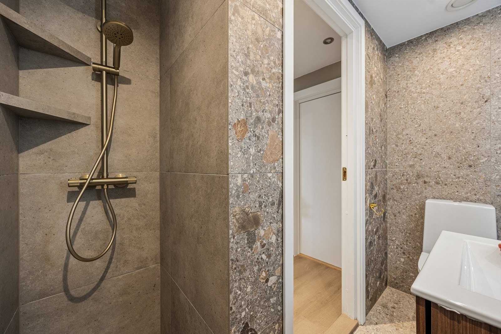 Det er varmekabler i gulvet. Galleribilde