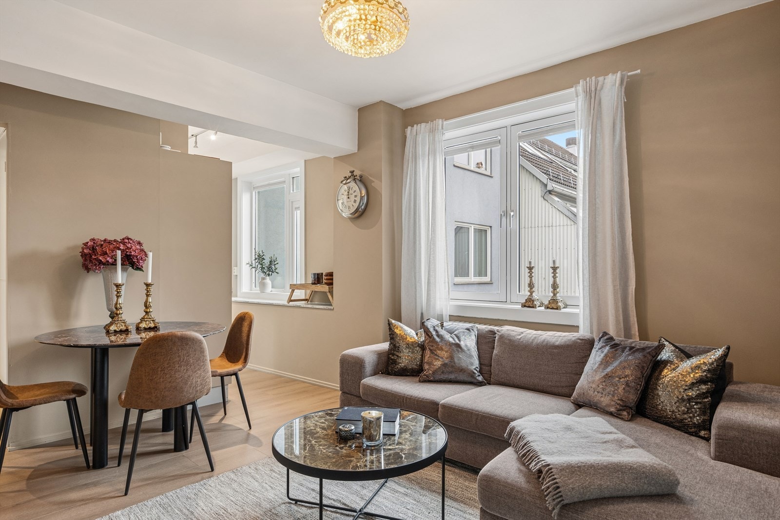 Leiligheten har blitt oppgradert i 2026 med bl.a nye gulvoverflater. Galleribilde