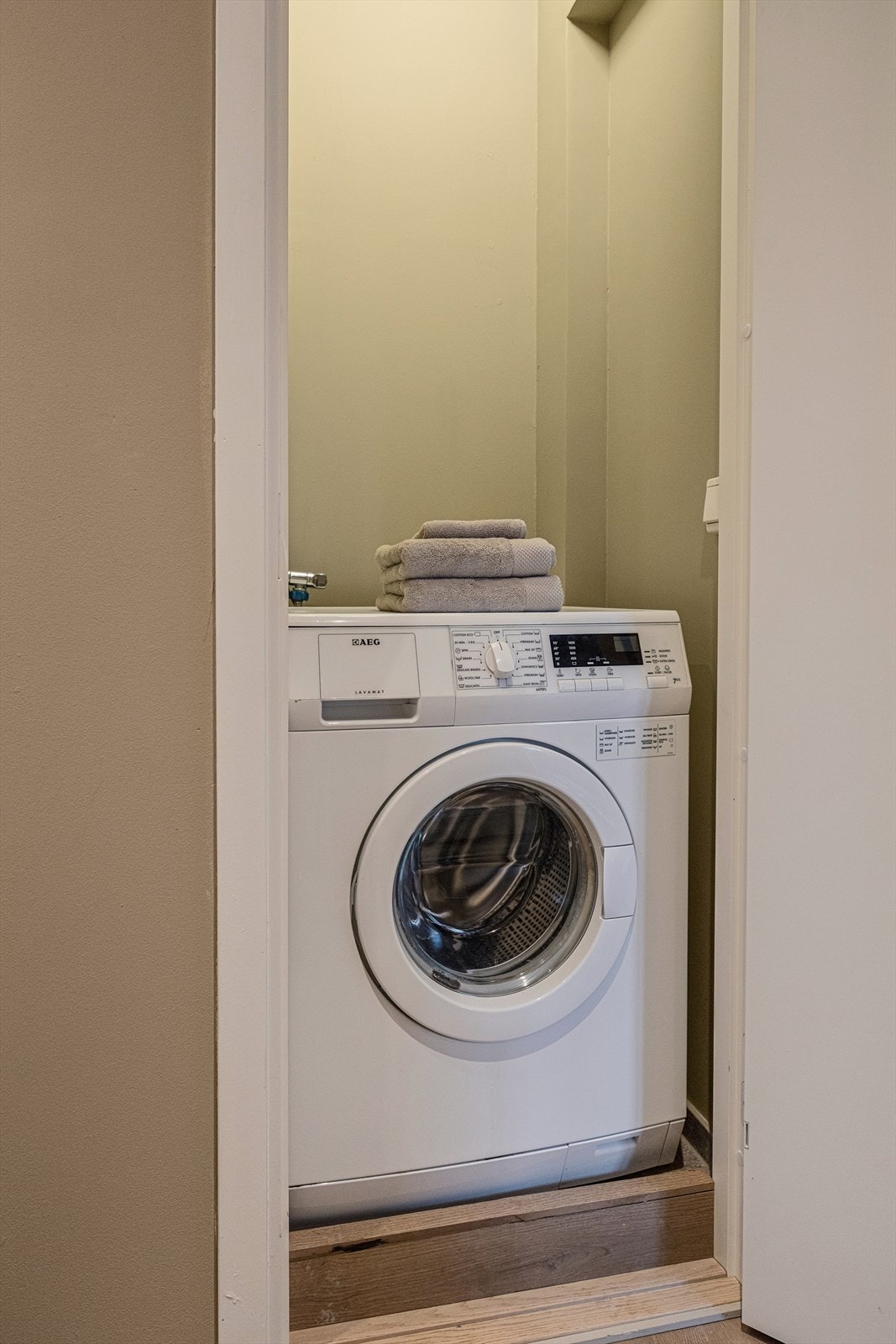 Det er etablert innvendig bod med sluk i gulv og opplegg for vaskemaskin. Galleribilde