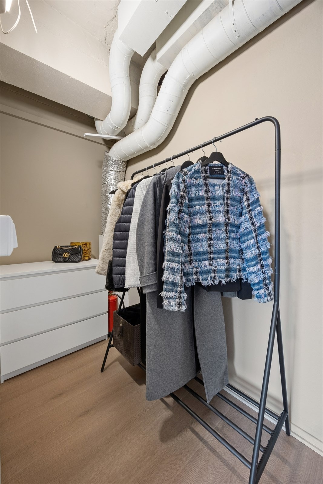 Praktisk innvendig bod som enkelt kan innredes som walk-in garderobe. Galleribilde