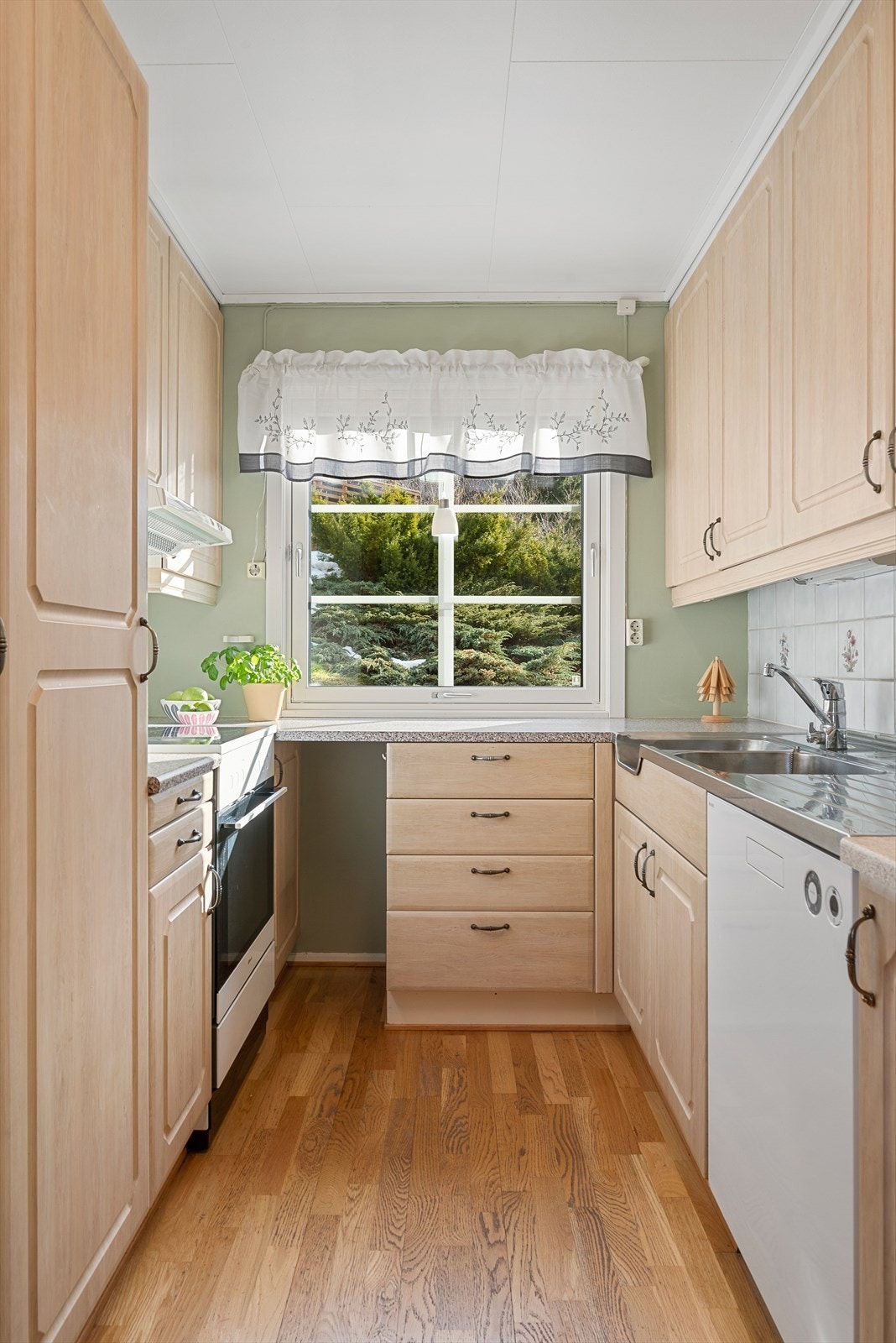 Opplegg for oppvaskmaskin er etablert i kjøkkeninnredningen. Galleribilde