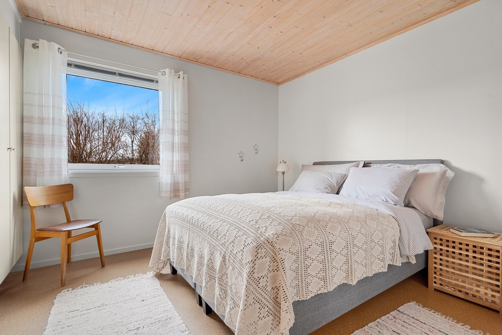 Soverommet i sokkelen er måler 12 kvm, og har integrert garderobeløsning. Galleribilde