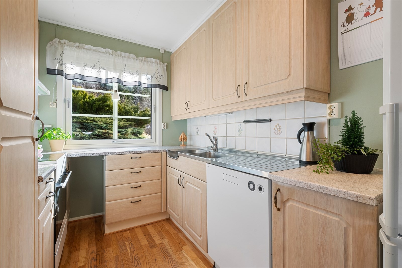 Oppført i en smart u-form har kjøkkenet godt med oppbevaring. Galleribilde