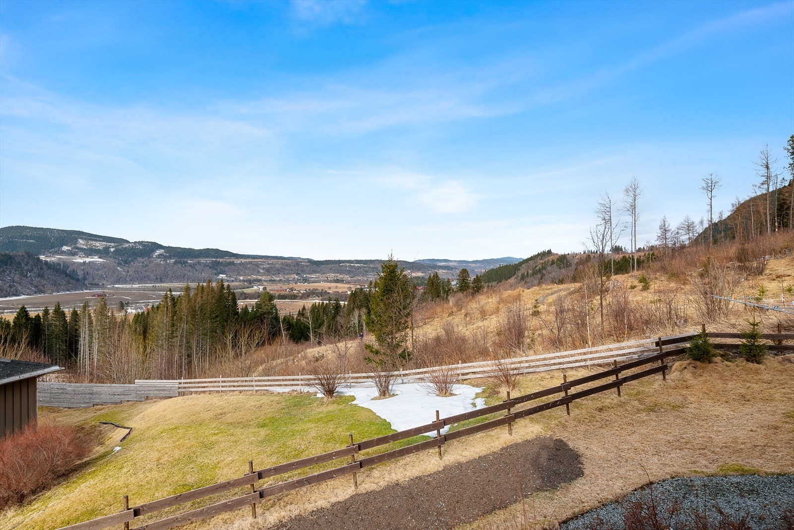 Plasseringen gir slående utsikt over det naturskjønne landskapet. Galleribilde