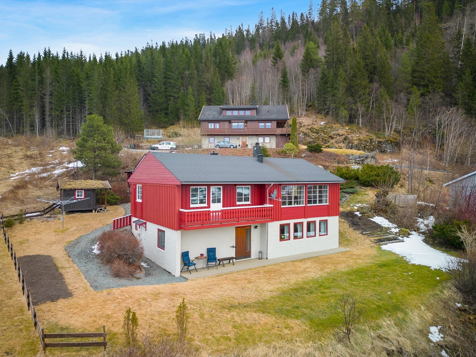 Eneboligen har en fantastisk beliggenhet; høyt og fritt i grønne omgivelser. Galleribilde