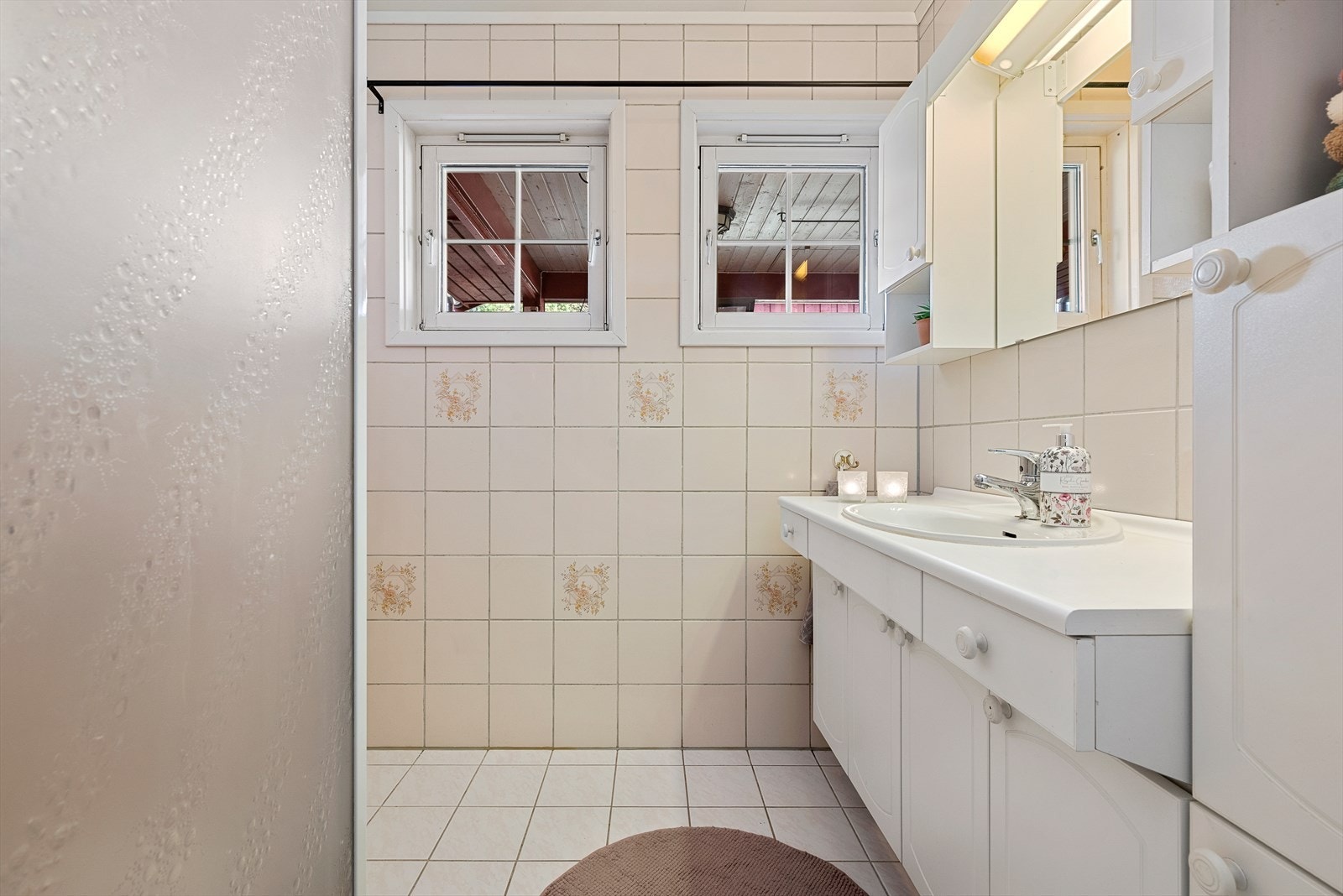 På badet er det dusjhjørne og varmekabler. Galleribilde