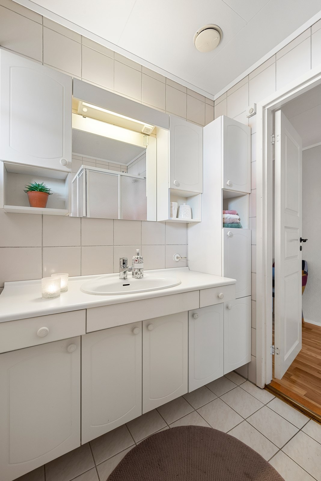 Baderomsinnredningen gir god plass til oppbevaring av håndklær og hygieneartikler. Galleribilde