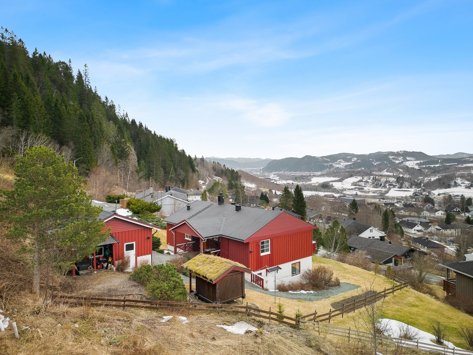 Eiendommen grenser til flott natur med utallige turmuligheter sommer som vinter. Galleribilde