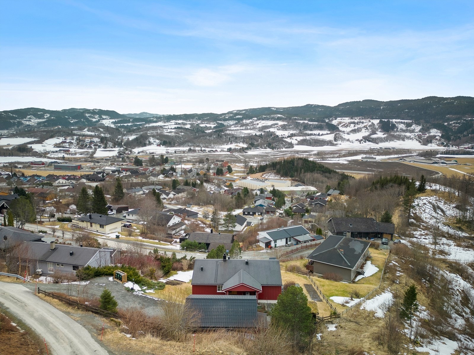 Her bor man rolig, men sentralt, i et attraktivt område med gangavstand til dagligvare og togstasjon i sentrum. Galleribilde