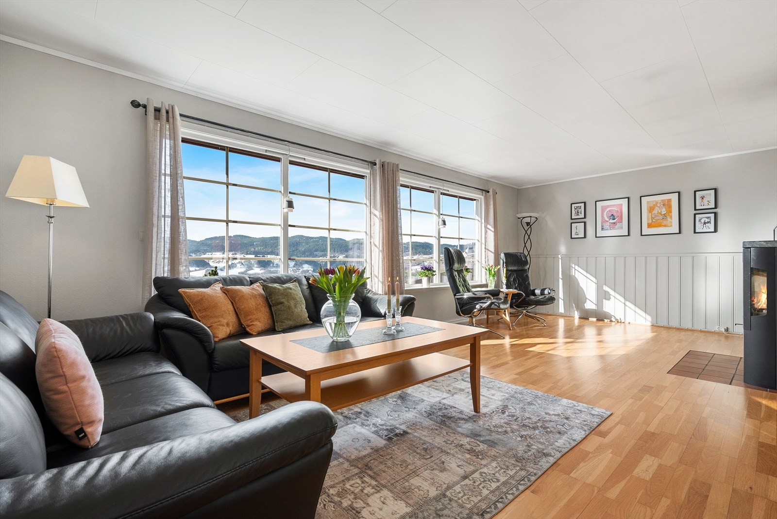 Stuen er et åpent, romslig og innbydende oppholdsrom, med glimrende utsikt og mye lys fra store vinduer. Galleribilde
