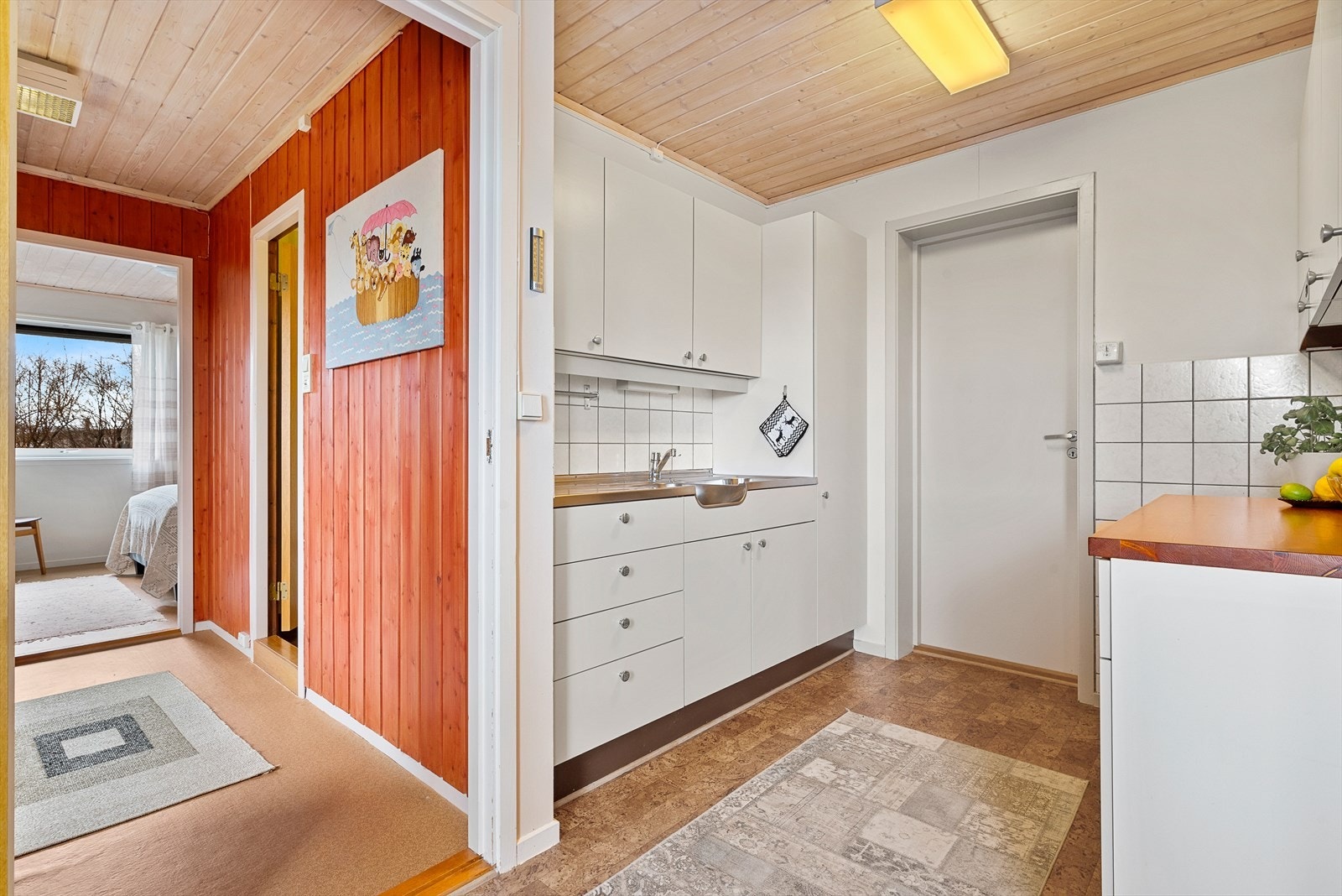 Det er direkte adkomst mellom hoveddelen og sokkelleiligheten. Galleribilde