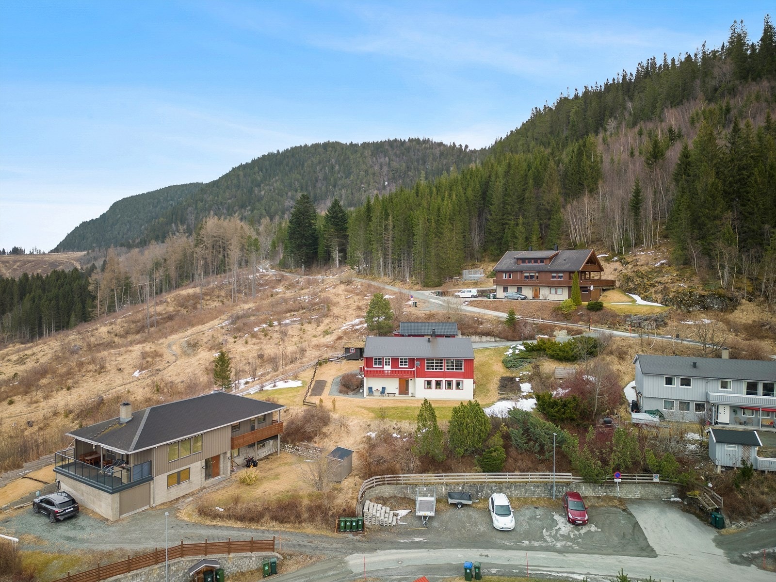 Boligen disponerer også en P-plass i fellesparkeringen like nedenfor eiendommen. Galleribilde