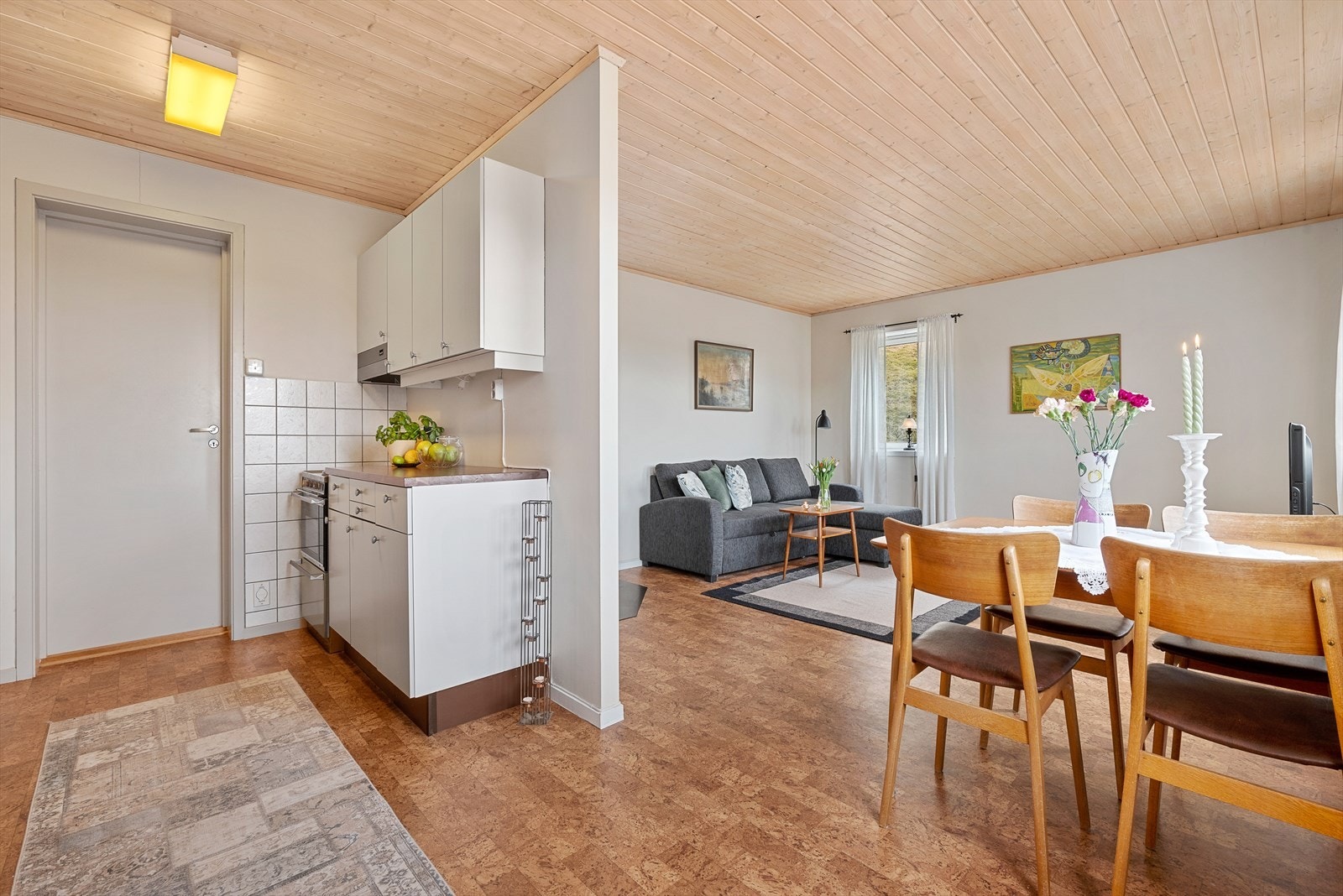 Sokkeletasjen har god takhøyde. Galleribilde