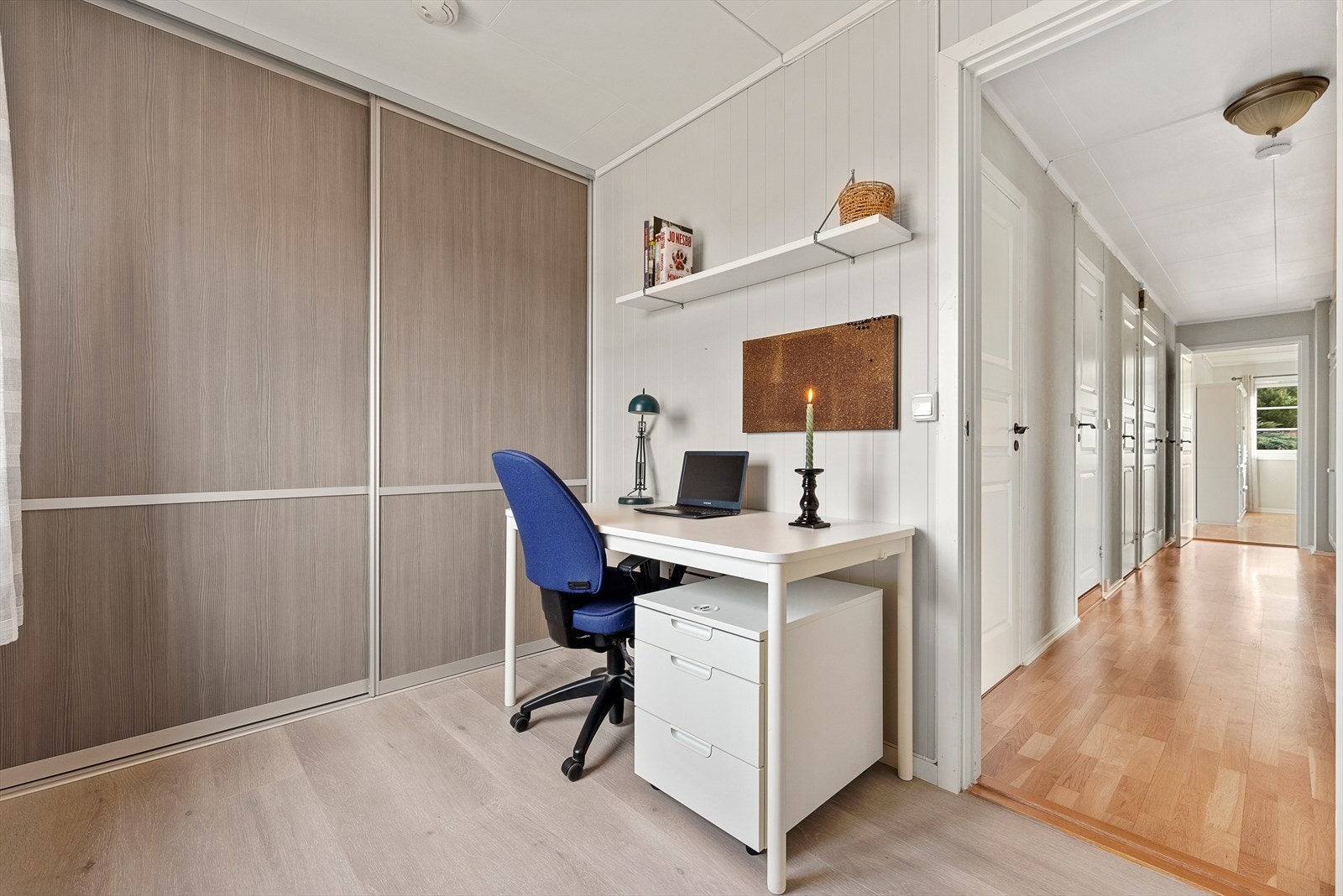 I 2021 ble et av soverommene oppgradert med malerarbeid, ny 1-stavs laminat og en ny skyvedørsgarderobe. Galleribilde