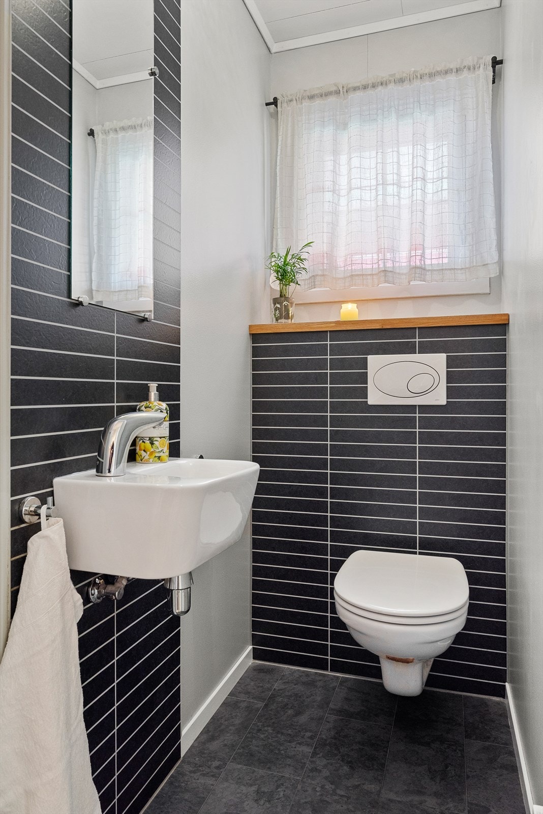 Vegg i vegg på hovedplanet har boligen et flislagt bad og et separat wc-rom. Galleribilde