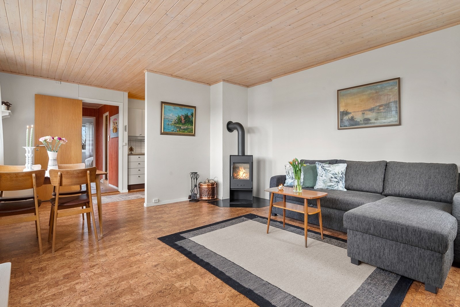 Deler av underetasjen er innredet som en hybel med gang, bad, stue, kjøkken og soverom. Galleribilde