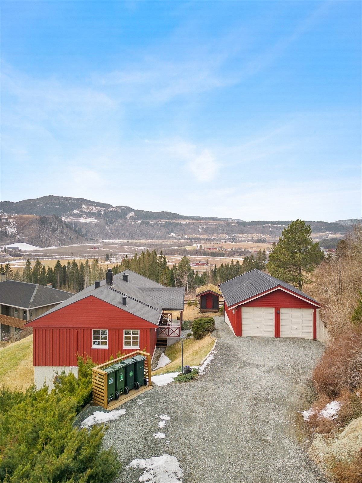 Parkeringen er god; i eller utenfor en dobbelgarasje med flere boder for praktisk lagring. Galleribilde