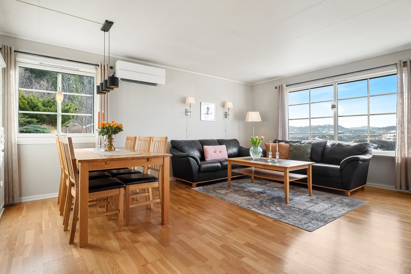 Stuen er naturlig inndelt i ulike soner, og det passer utmerket å innrede med spisebord utenfor kjøkkenet. Galleribilde