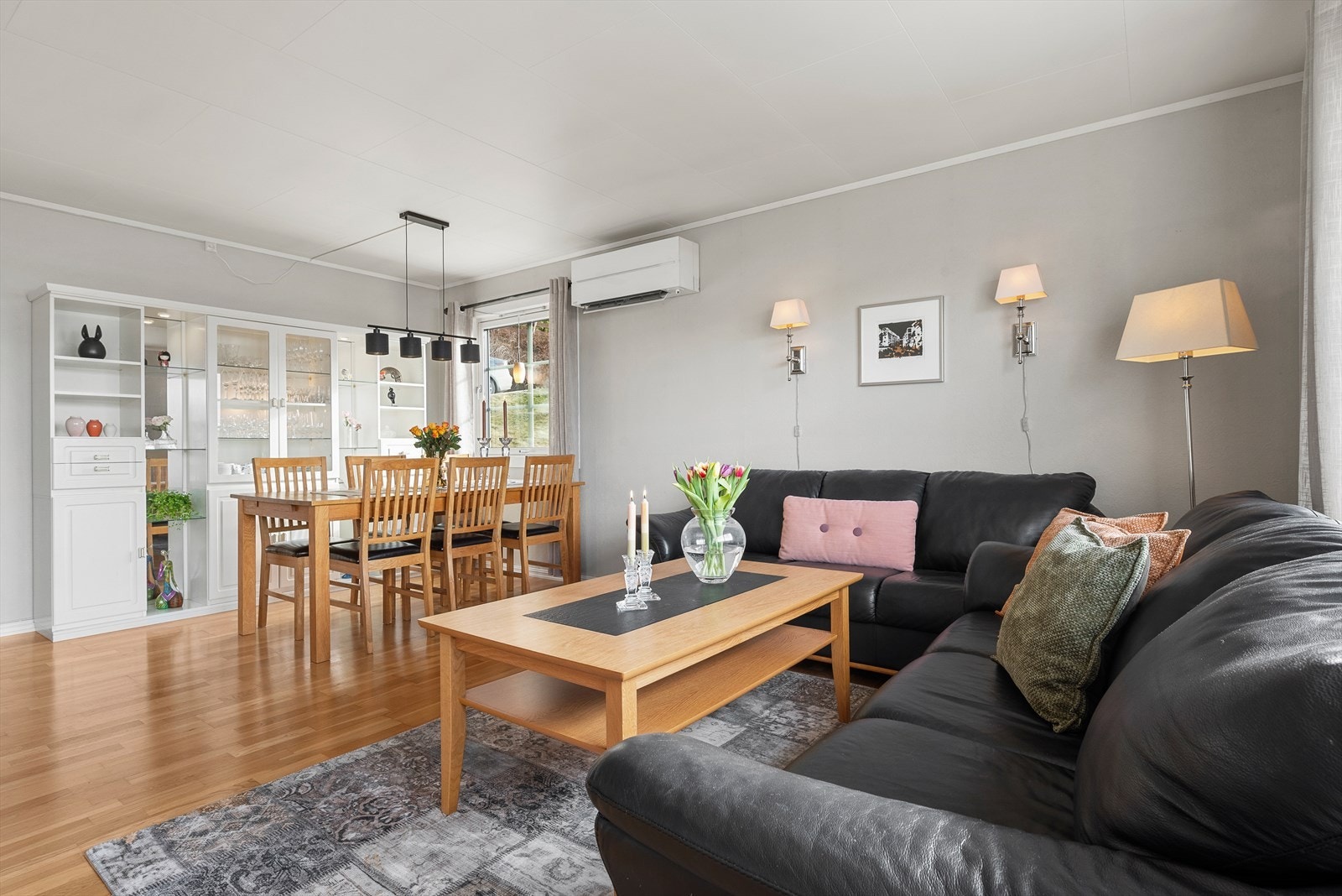 Stuen innbyr til hygge fra tidlig morgen til sent på kveld. Galleribilde