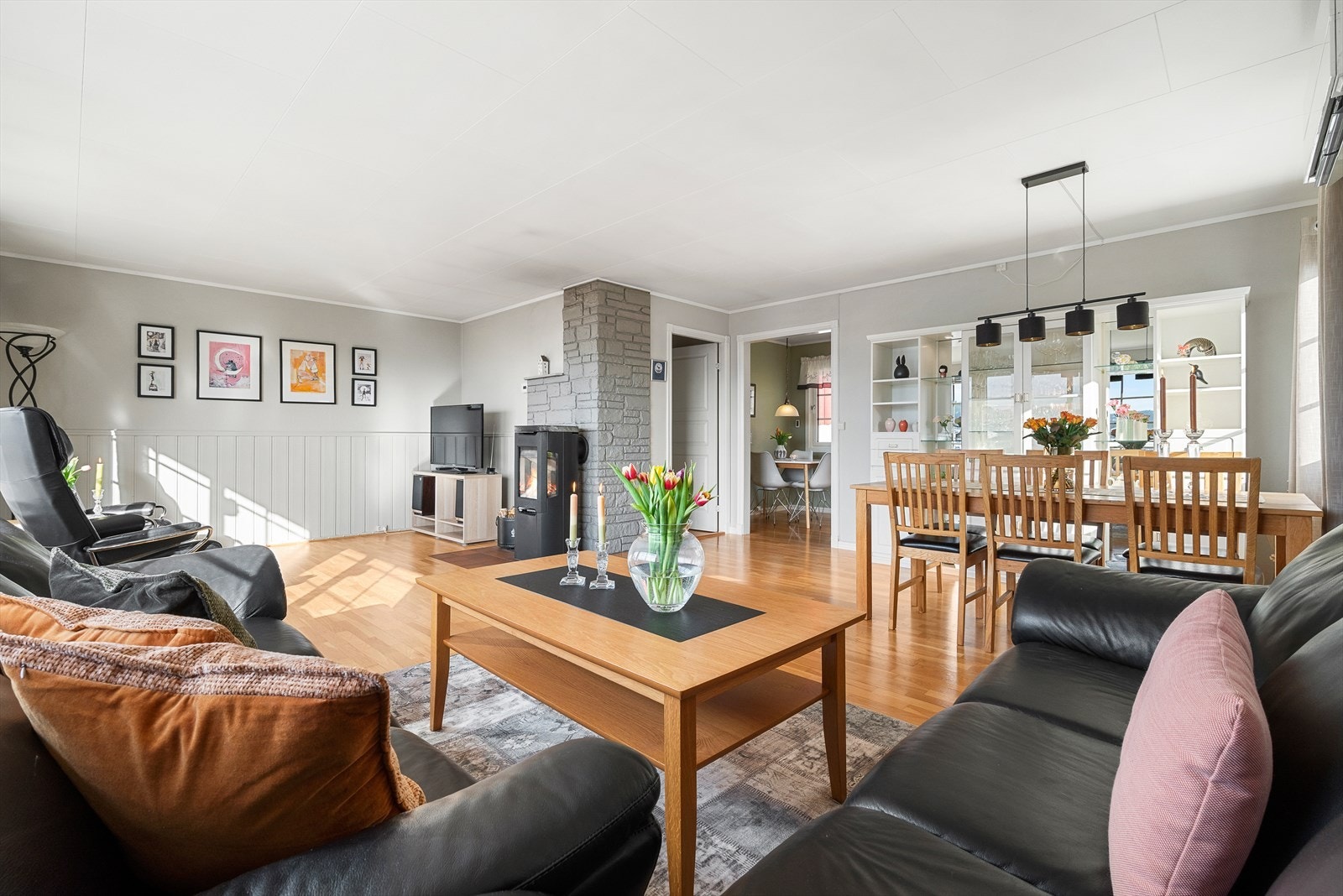 Utformingen gjør stuen enkel å møblere med flere sittegrupper i ulike soner. Galleribilde