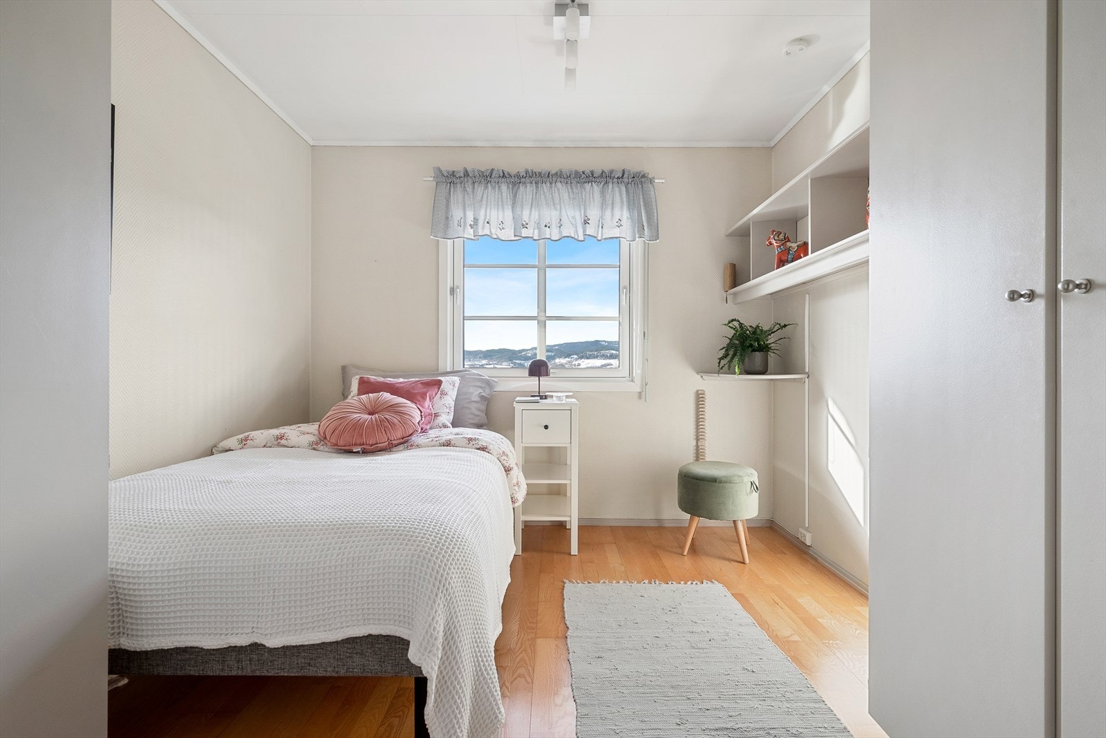 Boligen har til sammen fire soverom, fordelt med ett i underetasjen og tre sammen på hovedplanet. Galleribilde