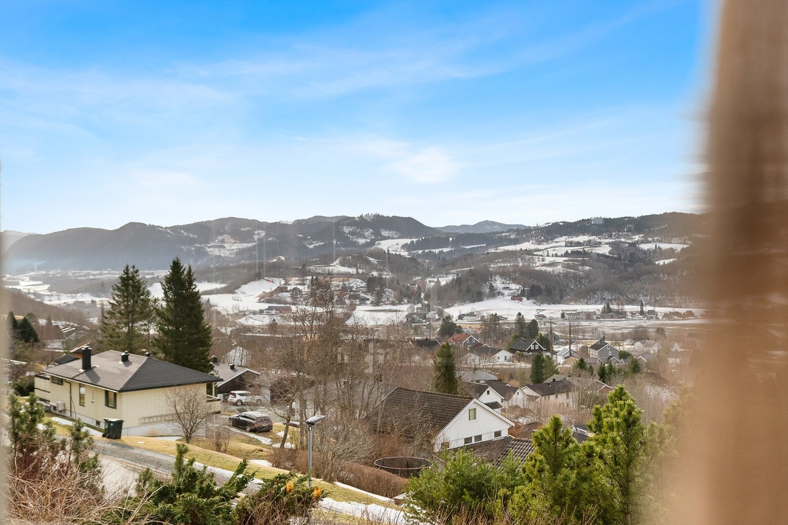 Veggmaleri blir overflørdig når du har denne utsikten fra stuevinduet. Galleribilde