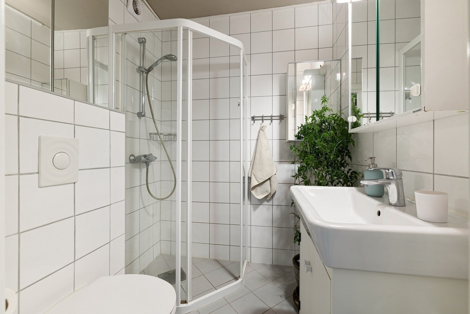 Pent, flislagt bad med varmekabler i gulv og opplegg for vaskemaskin Galleribilde