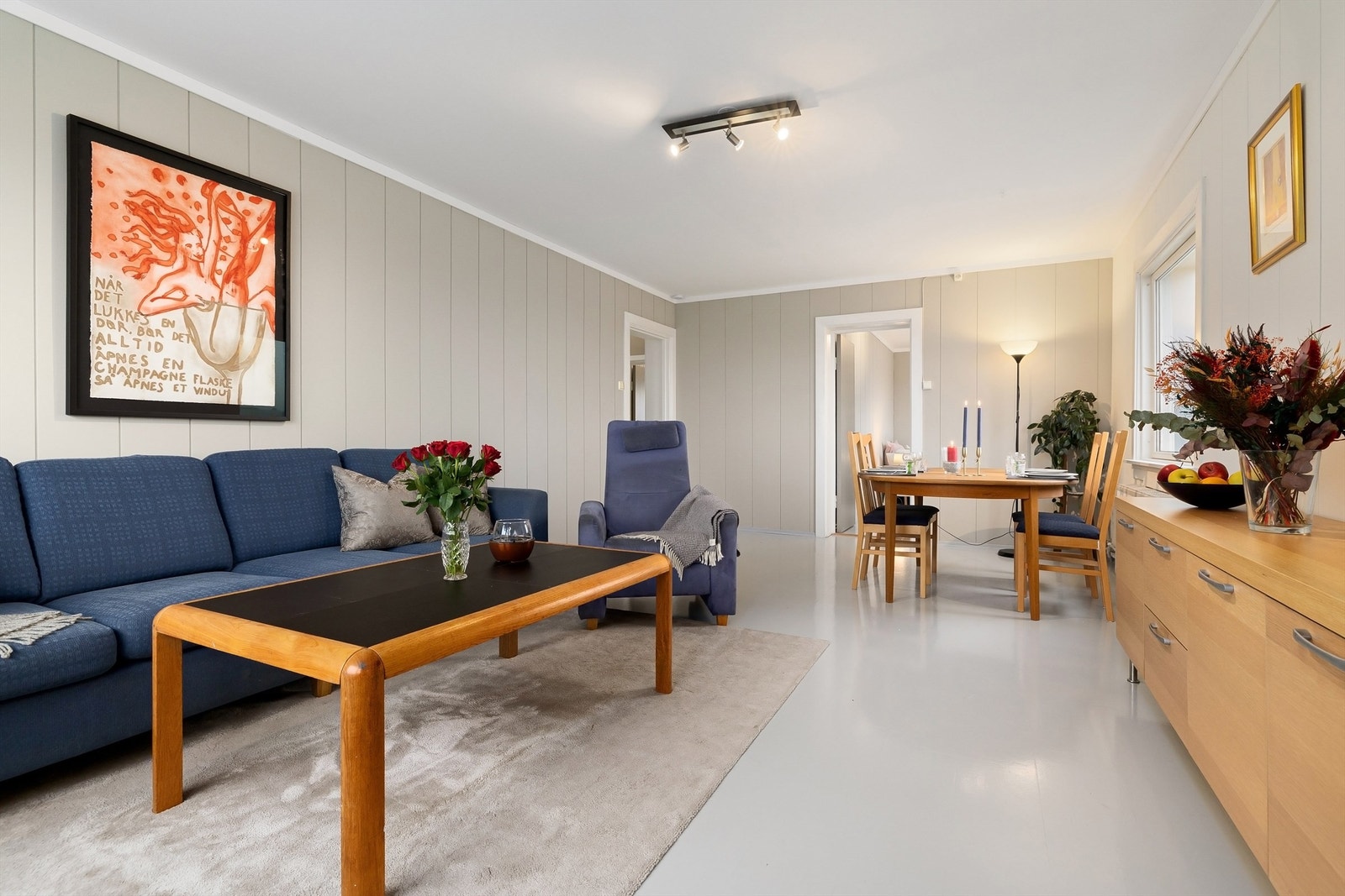 I stuen er det malt panel på veggene og malt parkett på gulvet Galleribilde