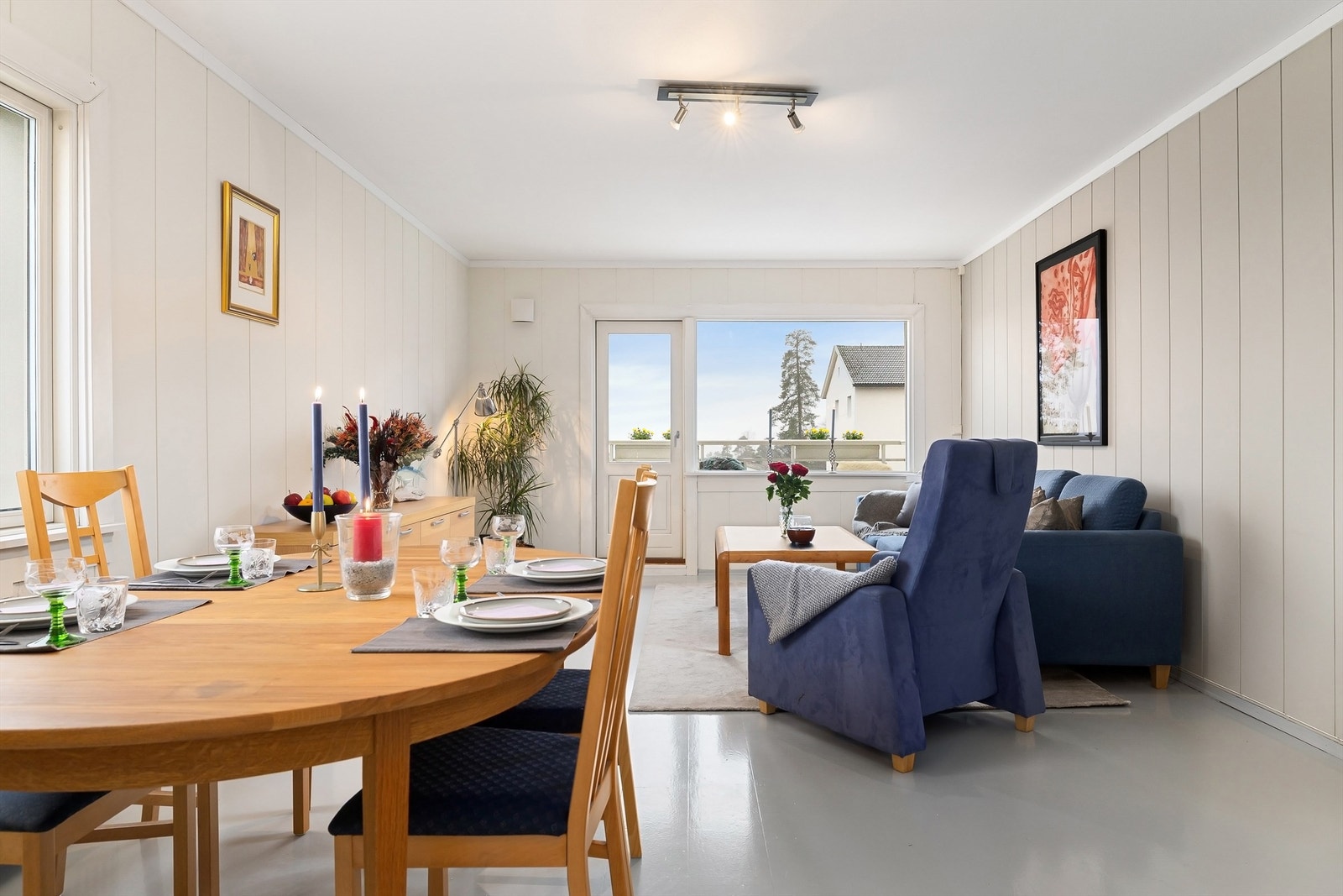 Stuen er lys og romslig med god plass til både spisebord og sofa Galleribilde