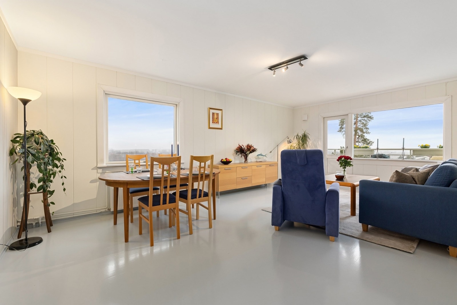 Dette er en luftig og stor 3-roms topp-/endeleilighet med vidstrakt utsikt og gode solforhold. Galleribilde