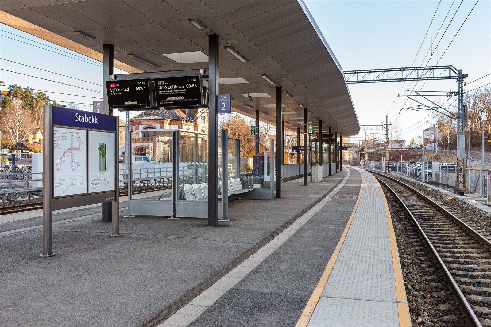 Nærmeste togstasjon er Stabekk stasjon (ca. 20 min gange). Eventuelt er det også enkelt å ta buss fra Oksenøyveien (8 min gange) til Lysaker. Galleribilde