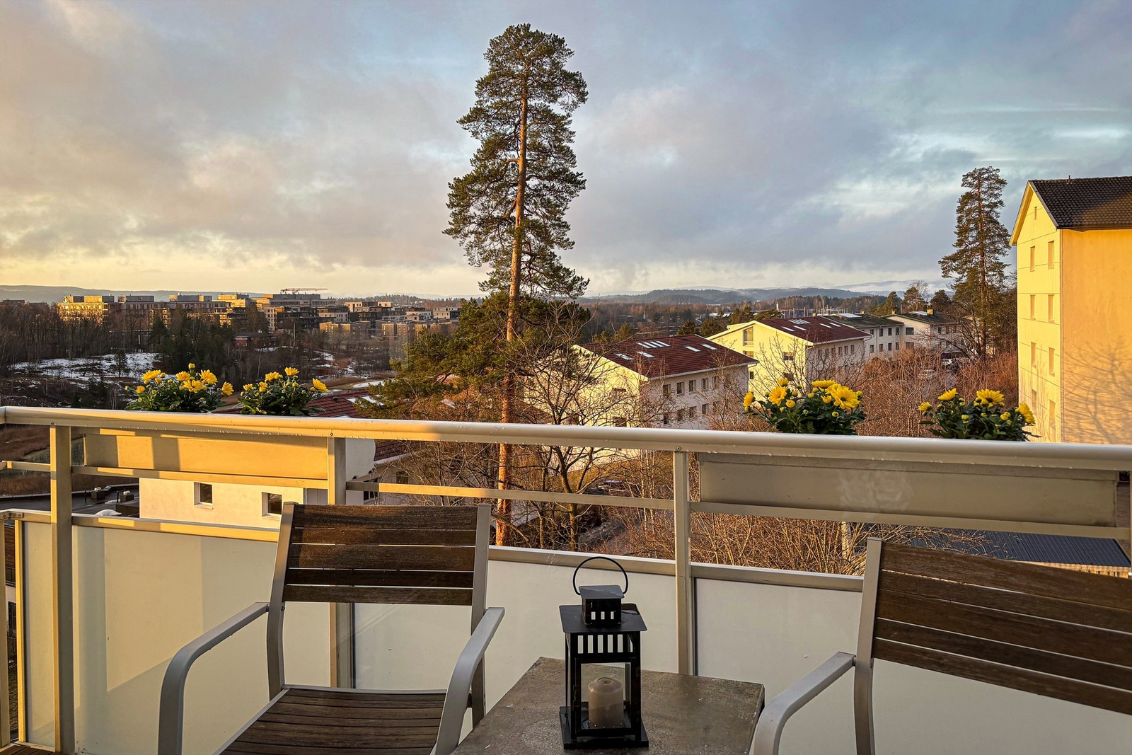 Fra balkongen er det utsikt mot Holtekilen og Oksenøya Galleribilde