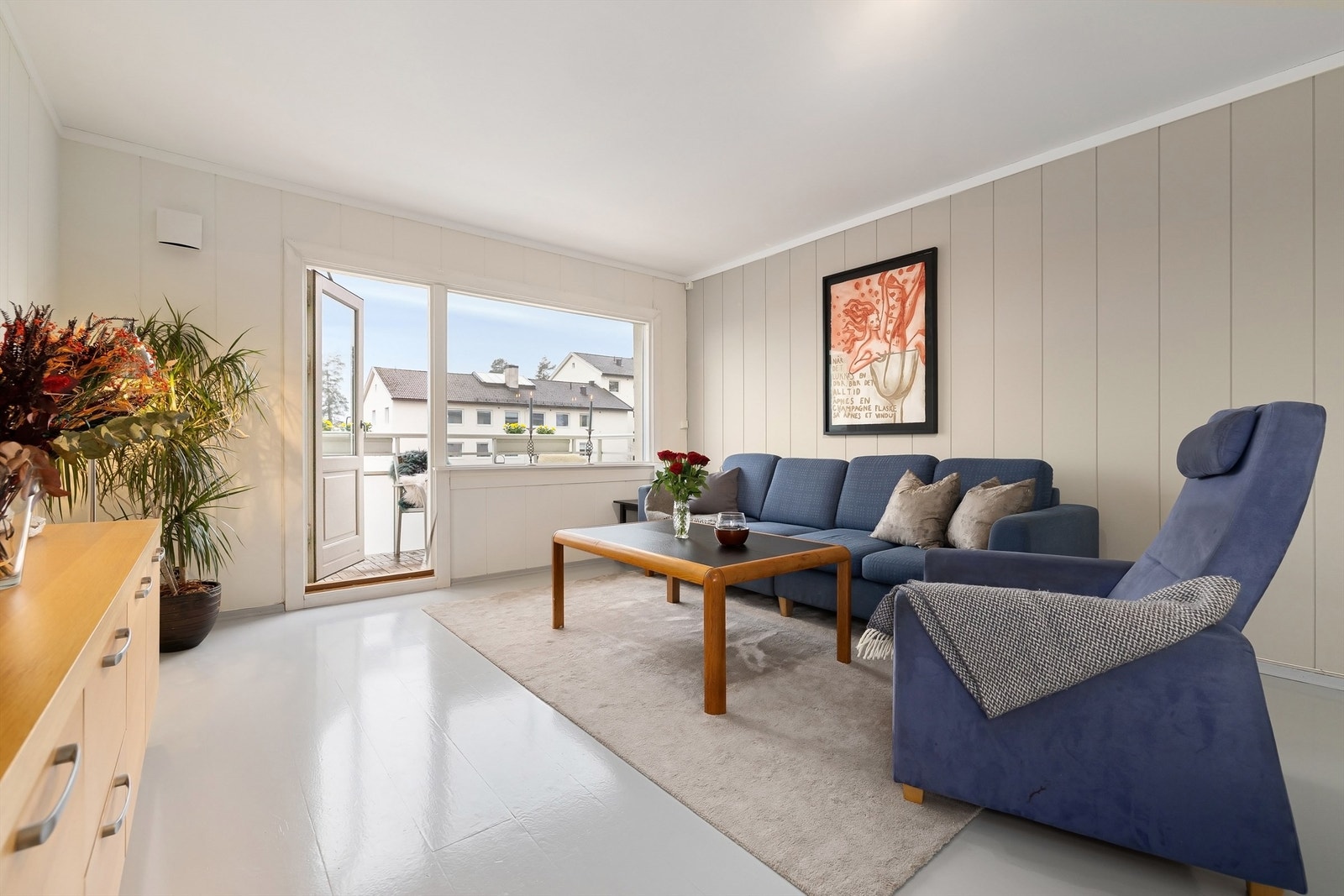 Fra stuen er det utgang til sydvestvendt balkong på 4 kvm, med sol fra ca. 11-21 på sommerstid. Galleribilde