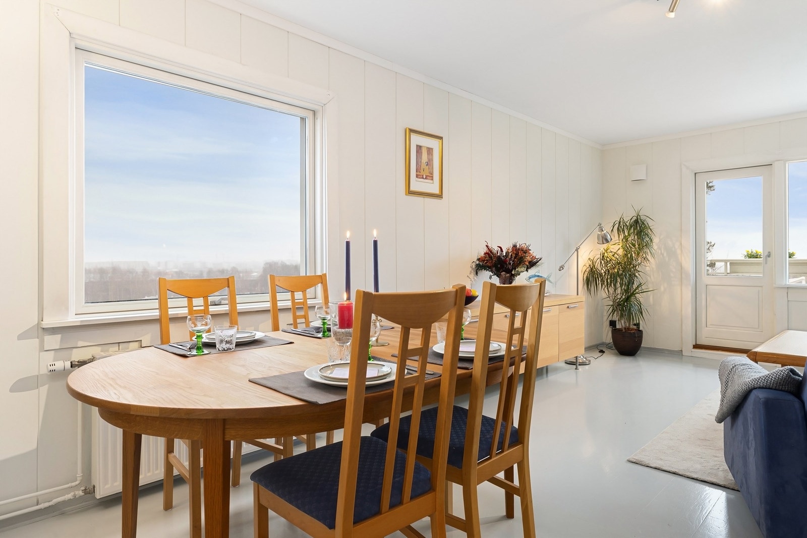 Leiligheten har vinduer på 3 sider, og god utsikt over Fornebulandet. Galleribilde